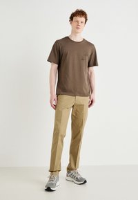 Jack & Jones JJSCULLY TEE CREW NECK - T-Shirt print - canteen