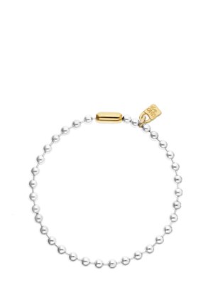 Pulsera de cuentas plateadas con un pequeño cierre dorado y una etiqueta dorada grabada con el nombre de la marca "UNO de 50".
