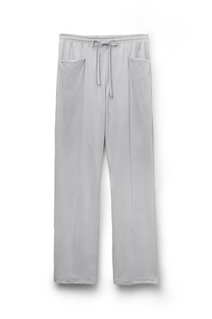 Lichtgrijze joggingbroek met een elastische tailleband, trekkoord en twee zijzakken. Gladde stof en recht model.