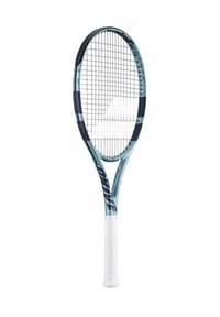 Tennissleutel met een lichtblauw frame, zwarte accenten en een witte grip. Heeft een gestringde kop en een ovale vorm, ontworpen voor prestaties.