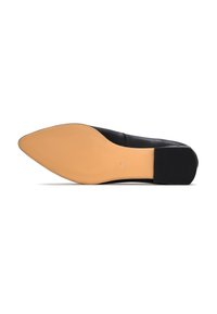 Chaussure plate en cuir noir avec un bout pointu, texture lisse et une semelle en caoutchouc beige flexible. Étiquette de taille visible sur la semelle.