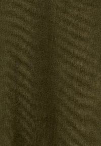 Tessuto in corduroy verde oliva con righe verticali, superficie texture e finitura morbida. Adatto per varie applicazioni tessili.