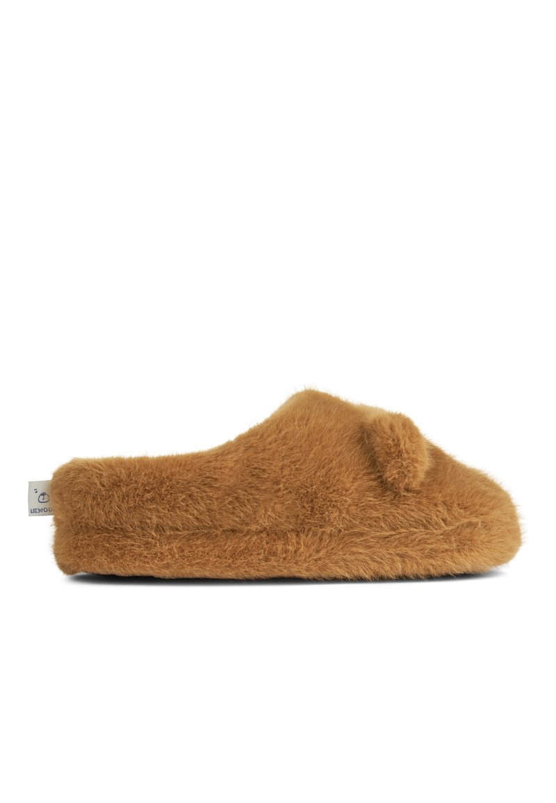 Brun toffel gjord av mjukt, fluffigt material med rund tå och låg profil. Har en liten tygetikett på sidan.