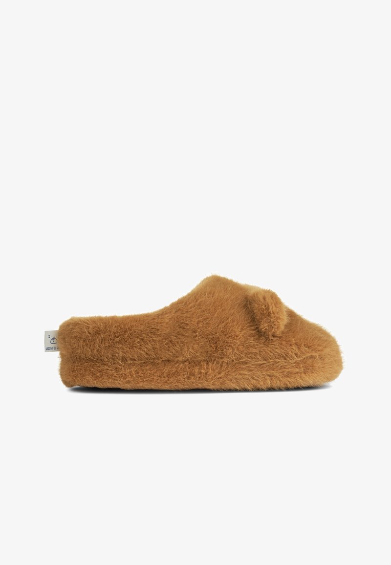 Brun toffel gjord av mjukt, fluffigt material med rund tå och låg profil. Har en liten tygetikett på sidan.