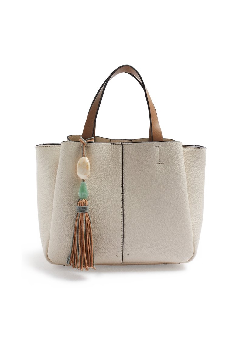 Sac fourre-tout en cuir crème avec poignées marron, détail de couture verticale, et un pompon décoratif avec des perles en tons crème et vert.