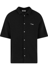 Svart kortermet skjorte med knapper laget av ribbet materiale, med spiss krage og brodert logo på venstre bryst.