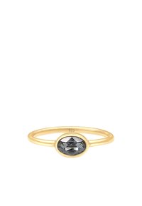 Anello in argento sterling placcato oro, con un gemma scura ovale e sfaccettata in una montatura lucidata. Banda semplice e liscia. Marcato "925."
