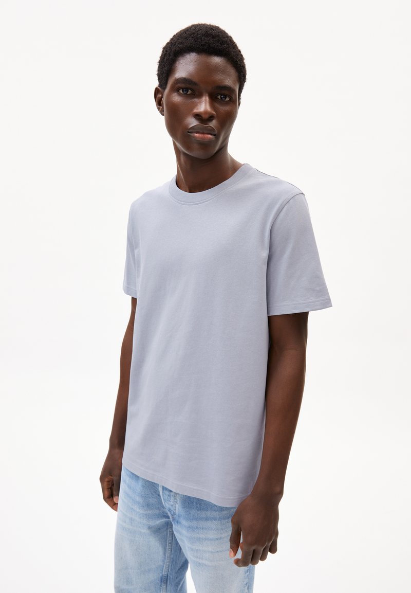 Helles graues T-Shirt mit kurzen Ärmeln aus Baumwolle, mit Rundhalsausschnitt, im entspannten Schnitt und mit glatter, gleichmäßiger Textur.