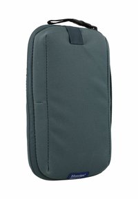 Custodia verde scuro con zip realizzata in tessuto texture, con un manico superiore e etichetta bluesign® sul lato inferiore. Forma rettangolare.
