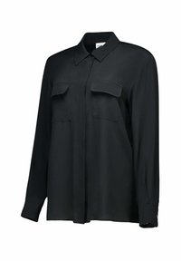 Zwarte, lange mouw blouse met kraag, twee klepzakken aan de voorkant en met knopen gesloten manchetten. Glad stof met een lichte glans.