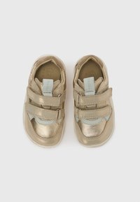 Μεταλλικά χρυσά αθλητ ικά παπούτσια με μπλε λεπτομέρειες, διπλά λουράκια βέλκρο, στρογγυλεμένη μύτη και υφή επιφάνειας.