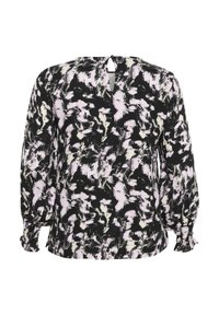 Svart blus med långa ärmar och abstrakta mönster i rosa och krämfärgat; nyckelhål bak; mjuk tyg; samlade ärmslut.