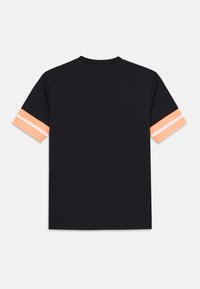 Fekete póló hátulról nézve, világos narancssárga csíkokkal az ujjakon, egyszerű és klasszikus dizájnnal.