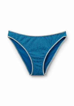 Blauwe bikinibroekjes met witte gezaagde rand en subtiel getextureerd patroon, plat gelegd op een witte achtergrond.