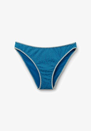 Blauwe bikinibroekjes met witte gezaagde rand en subtiel getextureerd patroon, plat gelegd op een witte achtergrond.