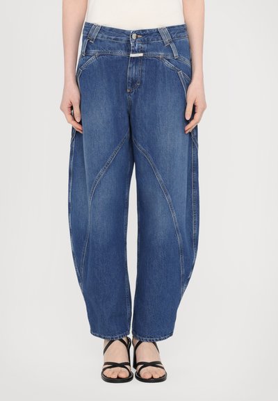 Jeans din denim albastru cu un design lejer, cu picioare largi, având linii de cusătură curbe și un sistem de închidere cu buton la talie.