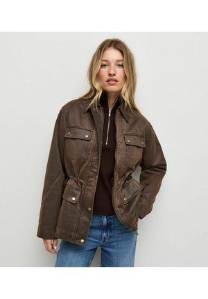 New Look, DARK WAXED FLAP POCKET BARN JACKET - Jacka i konstläder - dark brown