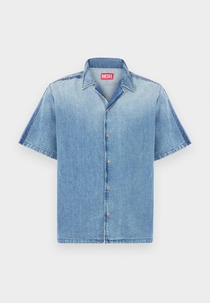 Kortärmlig denimshirt in lichtblauw met rafelige randen, knoopsluiting aan de voorkant en een puntige kraag. Voorzien van een rood merkembleem op de nek.