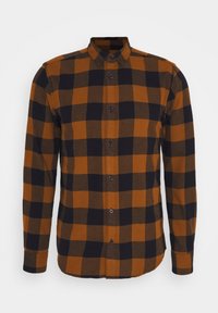 Chemise homme à manches longues avec boutons, à grand motif à carreaux orange, noir et marron foncé et col pointu.