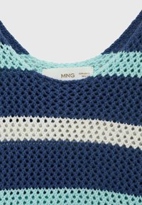 Top in maglia a righe blu navy e verde menta caratterizzato da una trama morbida e aperta con una striscia bianca. L'etichetta mostra la designazione del marchio.