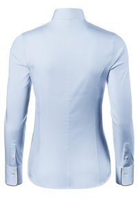 Camicetta azzurro chiaro a maniche lunghe con colletto classico, texture liscia e polsini con bottoni che presentano sottili dettagli in piping.