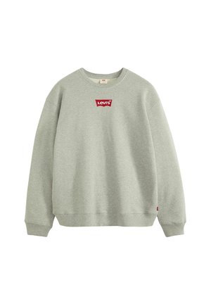 Szara bluza wykonana z miękkiego materiału, z okrągłym dekoltem, ściągaczami w mankietach oraz czerwoną naszywką z logo Levi's na piersi. Klasyczny krój.