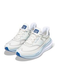 Weiße Sportsneakers mit blauen Akzenten, Obermaterial aus Mesh und Synthetik, gepolsterte Sohle und Schnürdesign. Mit Branding auf der Zunge und der Seite.