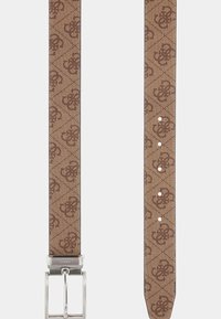 Ceinture marron à motif avec une texture lisse, dotée d'une boucle en métal argenté et de plusieurs trous pour ajustements le long de la sangle.