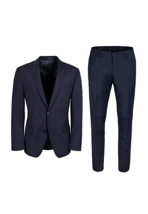 Giacca da abito blu navy con rever a taglio e chiusura a singolo bottone, abbinata a pantaloni slim-fit; tessuto liscio con accenti minimali.
