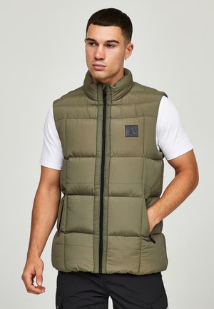 Groene puffer vest met hoge kraag, voorrits en zijzakken. Gemaakt van een gestructureerde stof, met een zwart logo patch.