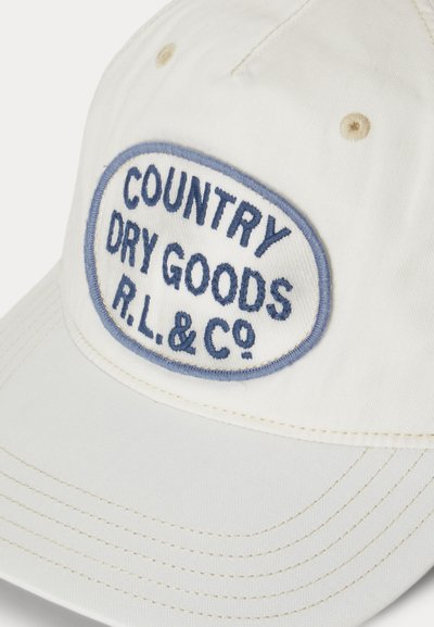 Λευκό καπέλο μπέιζμπολ με κεντημένη ταμπέλα που γράφει «COUNTRY DRY GOODS R.L. & CO» με μπλε κλωστή.