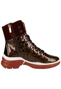 Bottines en cuir verni marron avec une finition brillante, motif en relief complexe, semelle rouge contrastante, fermeture éclair et œillets en argent.