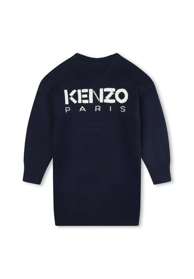 Pull en tricot bleu marine à manches longues, avec un grand texte blanc « KENZO PARIS » affiché sur le dos. Col et poignets côtelés.