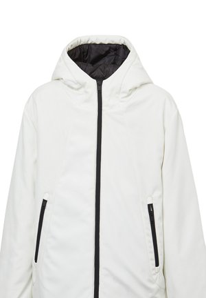 Giacca bianca con cappuccio e interno nero, chiusura frontale con zip e due tasche laterali con zip. Tessuto liscio con un design elegante.