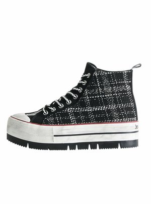 Zapatilla alta de cuadros en blanco y negro con una gruesa puntera de goma blanca, ojales plateados y una suela negra gruesa con acentos rojos.