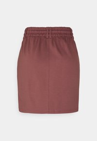 Jupe en jersey bourgogne avec une taille élastique et des détails froncés. Texture lisse, conception longueur genou, sans motifs ni éléments métalliques visibles.