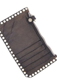Portafoglio in pelle marrone con borchie argentate lungo il bordo, chiusura con zip, multiple fessure per schede e superficie liscia.