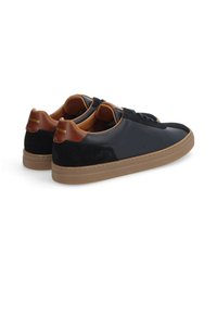 Zapatillas negras de cuero con detalles de ante, talones de cuero marrón y suela de goma. Presentan costuras tonales y detalles perforados en los laterales.