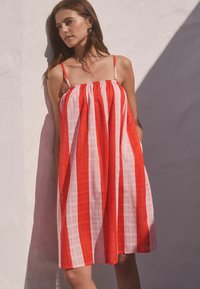 Next REGULAR FIT - Denní šaty - red pink stripe