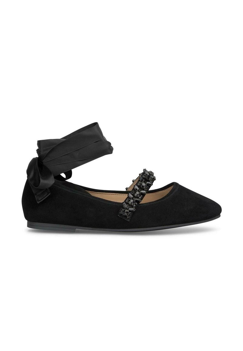 Schwarze Wildlederschuhe im Ballerina-Stil mit spitzem Zehenbereich, verzierten Riemen mit schwarzen Schmucksteinen und einem langen Satinkordel zum Festbinden am Knöchel.