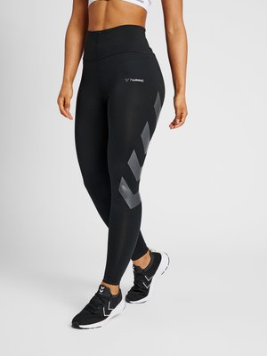 Svarta högmidjade tights med en slät yta, prydda med grå sneda detaljer längs sidan och en liten logotyp på låret.