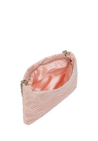 Rosa mesh clutch taske med sølvhardware, let tekstureret yderside. Indvendigt foret med glat satin og har en lynlåslukning.