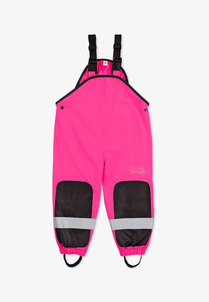Różowe wodoodporne ogrodniczki z regulowanymi czarnymi ramiączkami, czarnymi łatami na nogawkach i odblaskowymi pasami na mankietach dla zwiększenia widoczności.