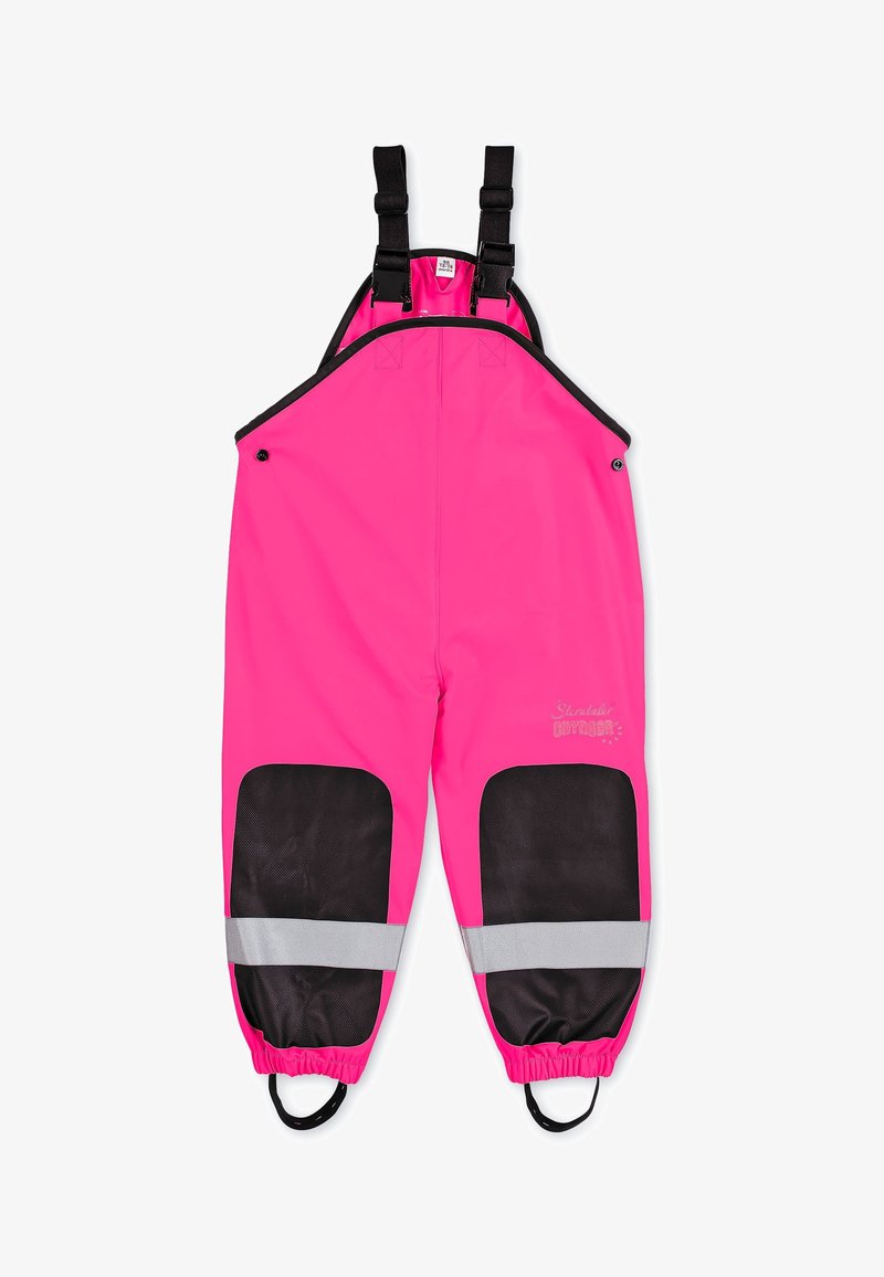 Overoles impermeables rosas con tirantes negros ajustables, acentos de parche negro en las piernas y bandas reflectantes en los puños para mayor visibilidad.