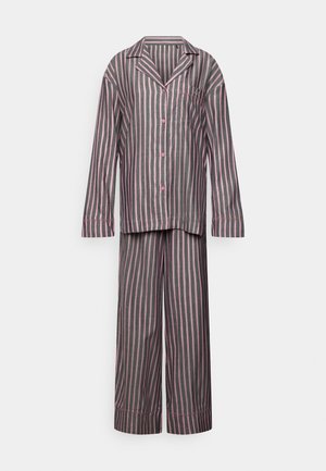 Ensemble de pyjama rayé gris et rose, comprenant une chemise à boutons avec une poche et des manches longues, assortie à un pantalon ample à jambes larges.