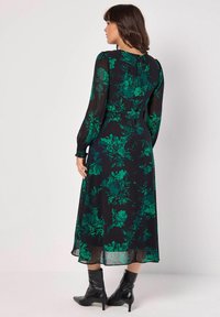 Apricot SILHOUETTE FLORAL MIDAXI  - Freizeitkleid - green