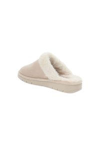 Beige pantoffel met een zachte nepbont voering, textuur aan de buitenkant en een laagprofiel zool met ribbels voor grip. Eenvoudig, open achterkant ontwerp.