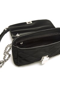 Borsetta nera trapuntata con chiusura in argento, tracolla a catena e texture liscia. Interno aperto con una piccola tasca con cerniera.