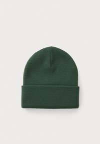 Bonnet en tricot vert avec un revers replié, présentant une texture lisse et un sommet arrondi, fabriqué à partir d'un tissu doux.