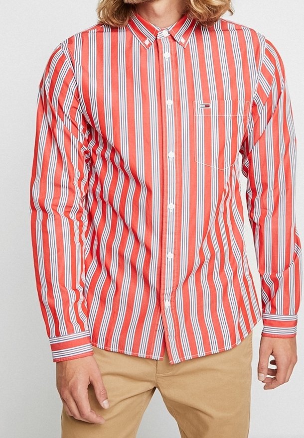 Camicia button-up a righe rosse e bianche con colletto, taschino sul petto, e maniche lunghe con polsini a contrasto. Texture liscia.